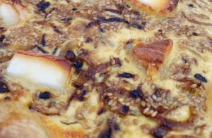 Recette au barbecue ! La Tarte Chèvre Miel, Oignons et Sésame !